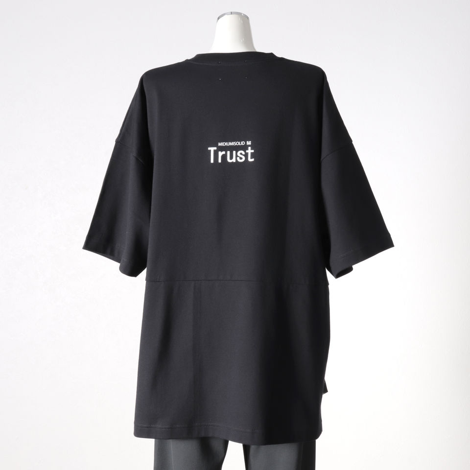 MIDIUMISOLID LOGO PRINT T-SHIRTS　BLACK(Trust)